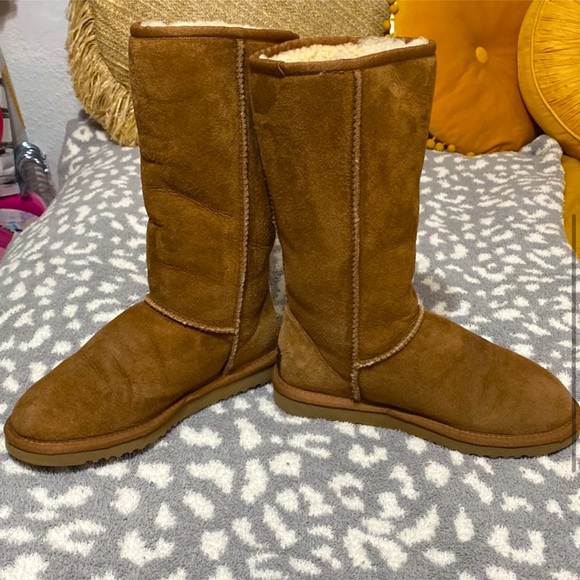 UGGS Classic Tall Size 9 - Picture 1 of 8